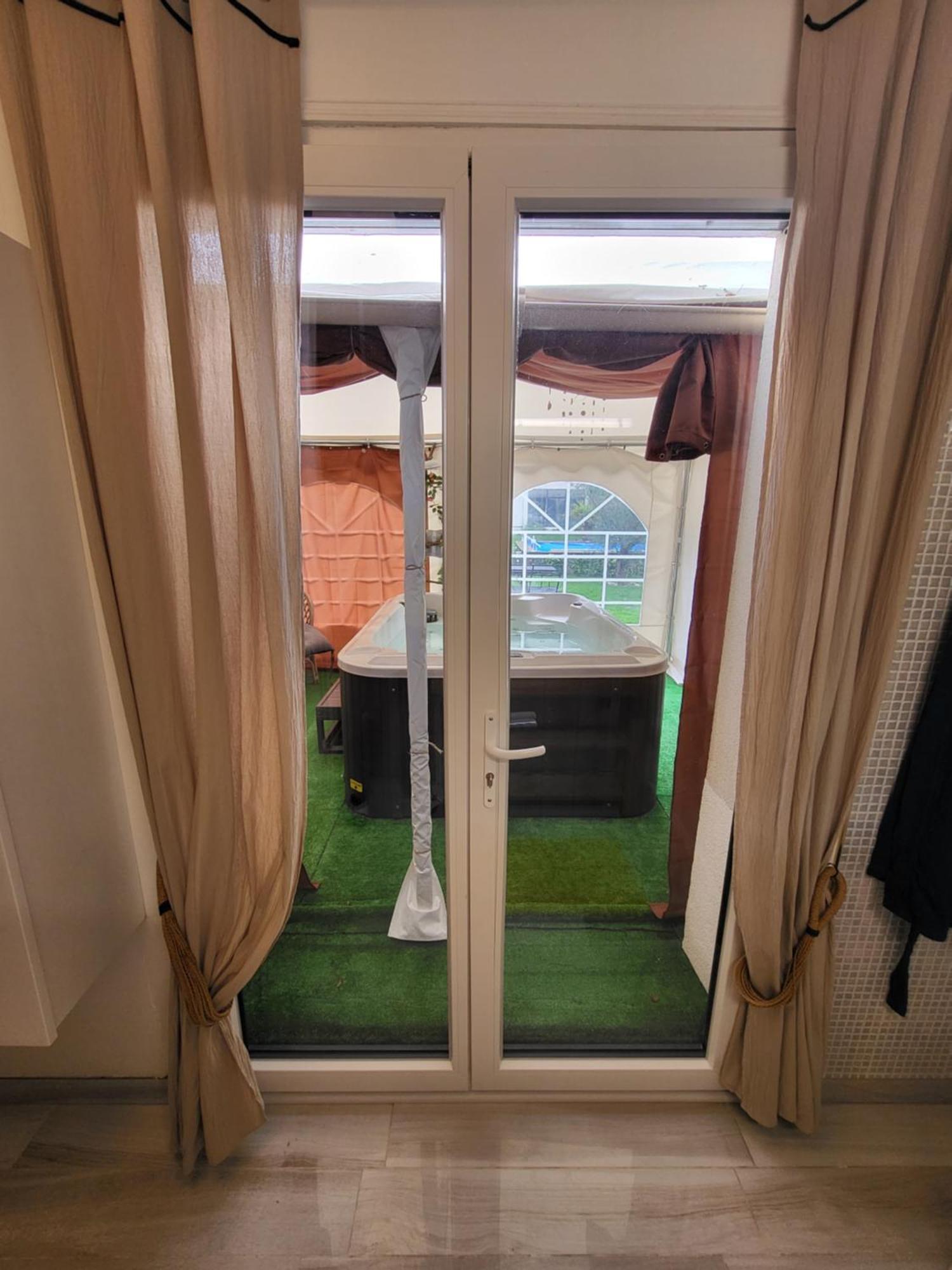 Choisy Le Jacuzzi Bed & Breakfast Exterior photo